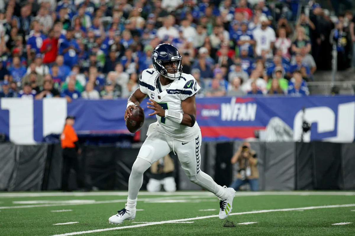 "Geno Smith's Return and Seahawks' Early Lead: Live Updates from Giants vs. Seahawks Monday Night Football Game"