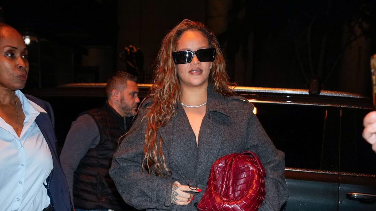 Featured image for Rihanna's Stunning Transformation: Honey-Blonde Hair Takes Center Stage