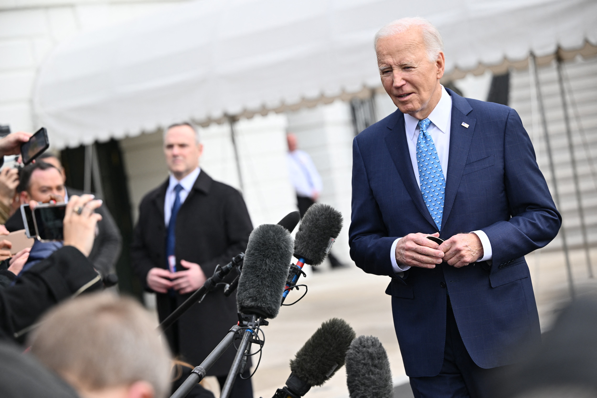 "Biden's Border Struggle: Managing a Surge of 40,000 Migrant Arrivals"