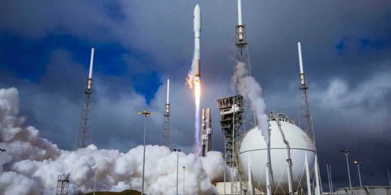 Featured image for Amazon Chooses Atlas V Rocket for Launch of First Internet Satellites, Snubs Vulcan