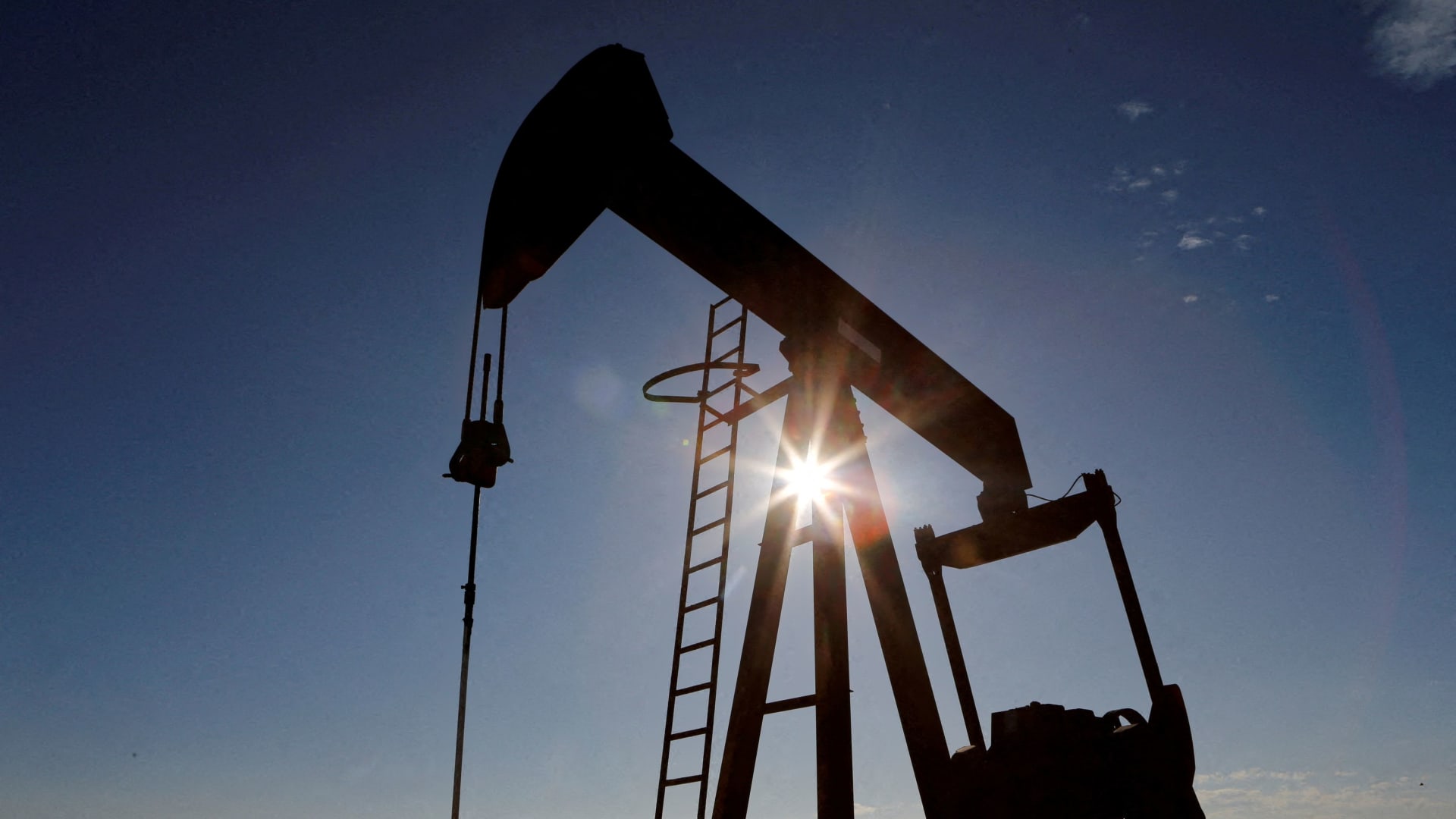 "Oil Prices Hold Steady Amid Mixed Geopolitical Signals and Natural Gas Decline"