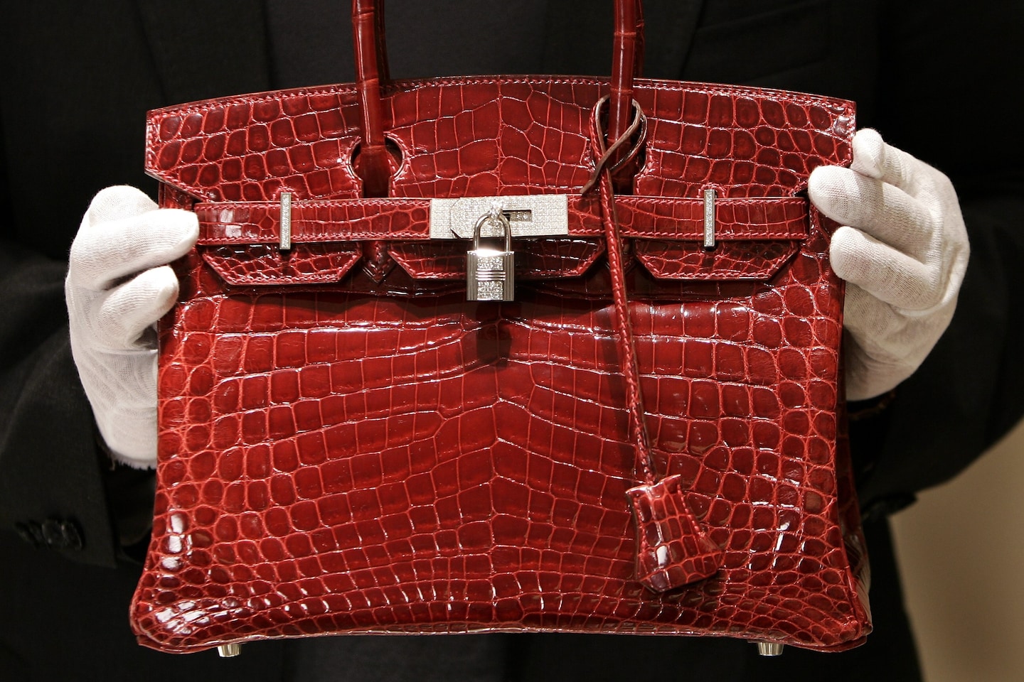 Featured image for Hermès Faces Antitrust Lawsuit Over Birkin Bag Sales