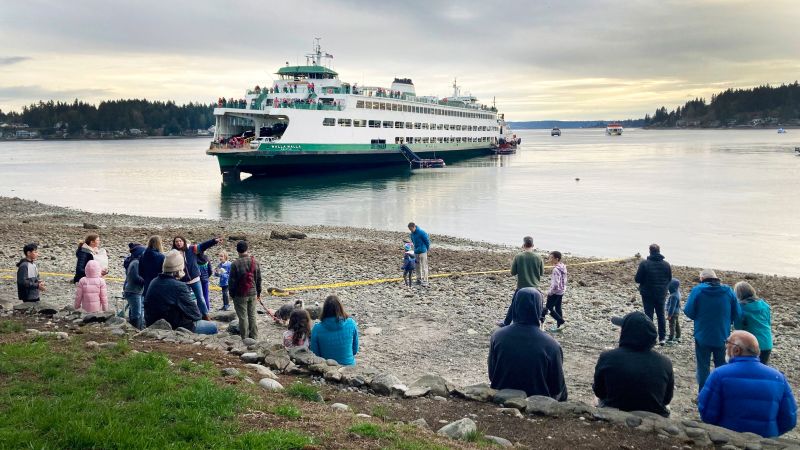 Washington State Ferry Carrying 600 Passengers Runs Aground After Losing Power.