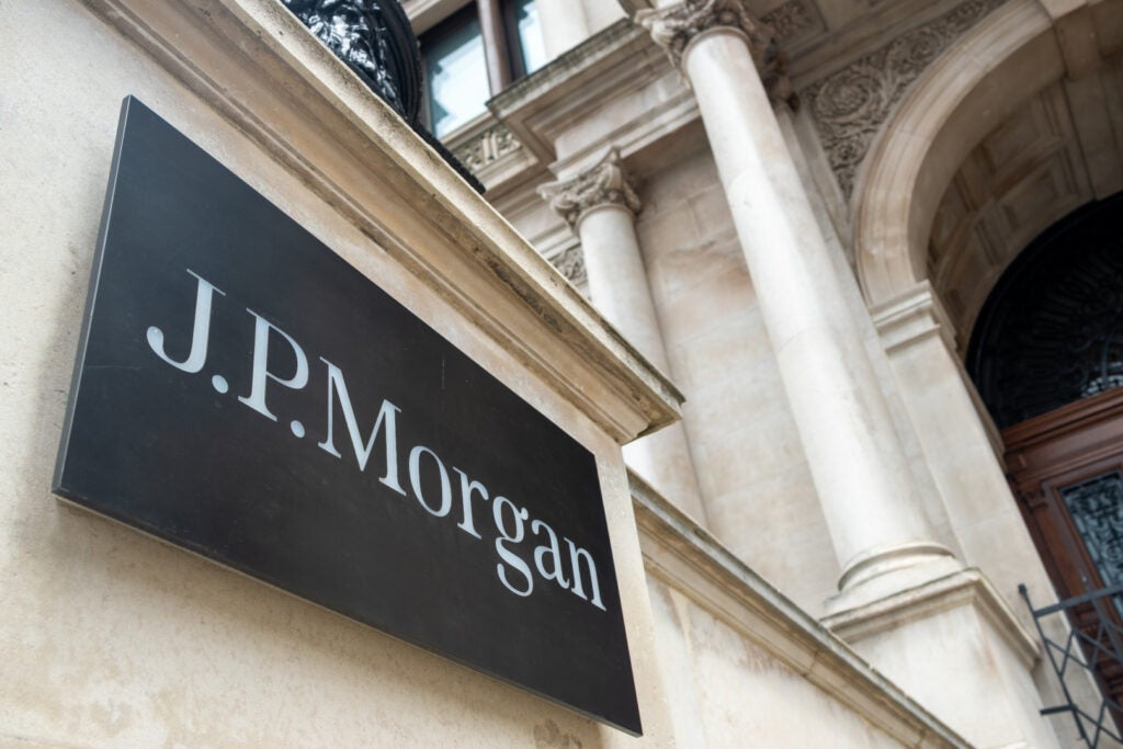 US Banks Warn of Rising Financial Struggles Amid Inflation