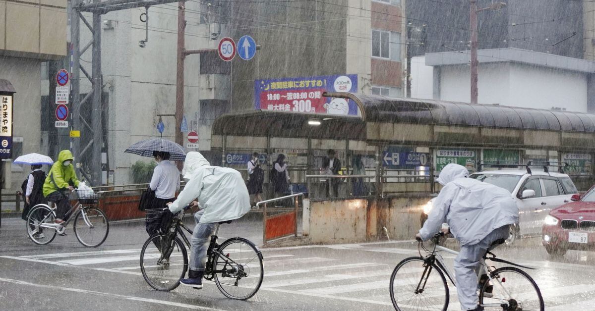Tropical Storm Mawar brings heavy rain and evacuation advisory to Japan.