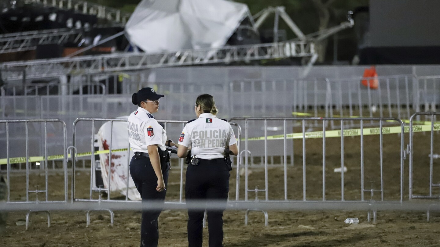 Featured image for Stage Collapse at Mexican Rally Kills 6, Injures 50