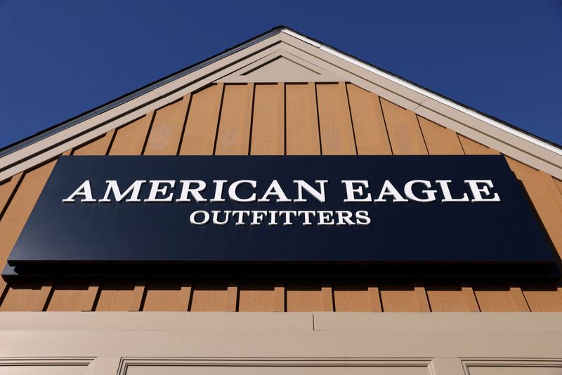 Featured image for American Eagle Shares Drop Amid Lowered Sales Forecast and Weak Holiday Outlook