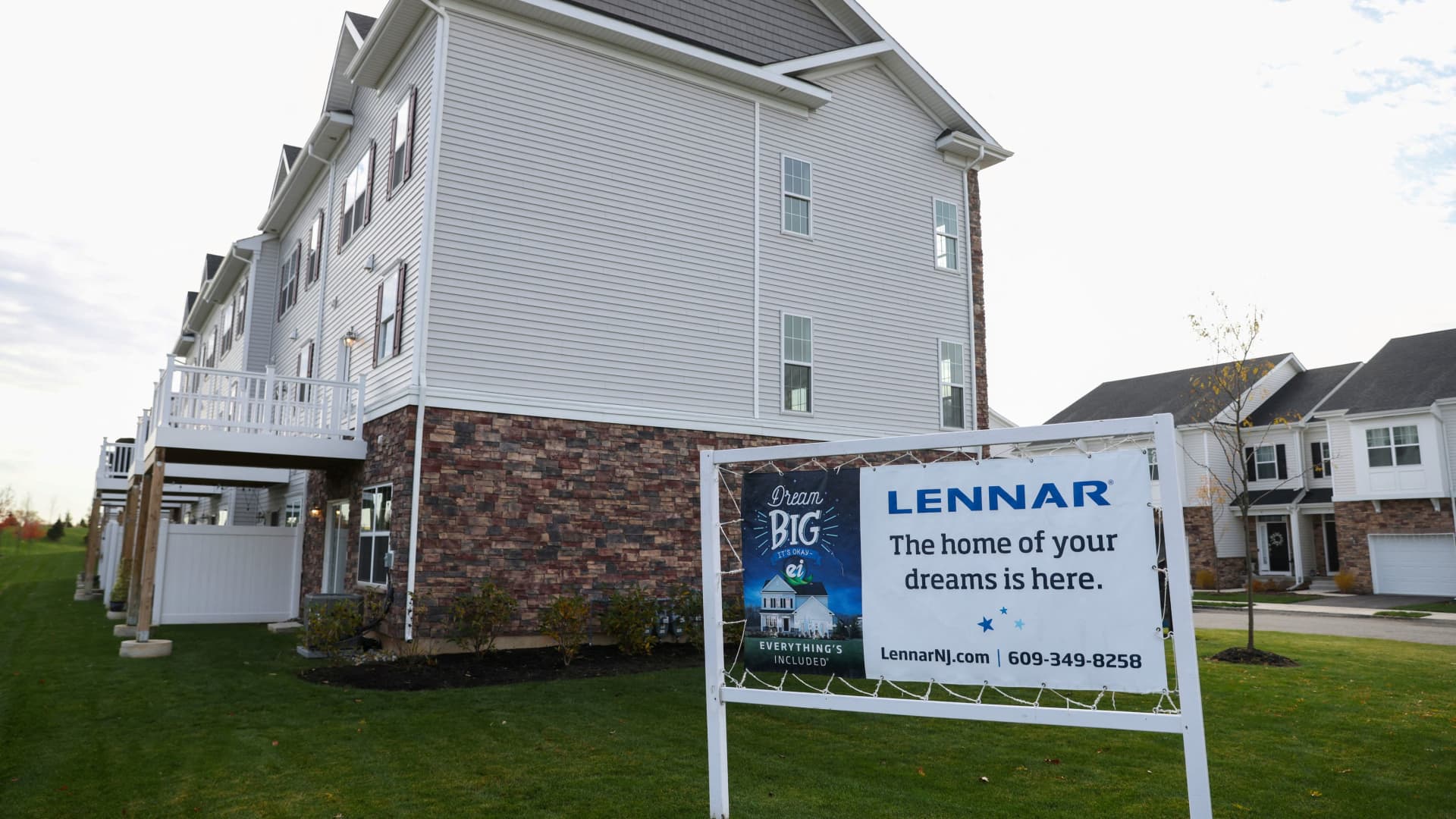 Mortgage Demand Hits 1995 Low as Interest Rates Approach 8%