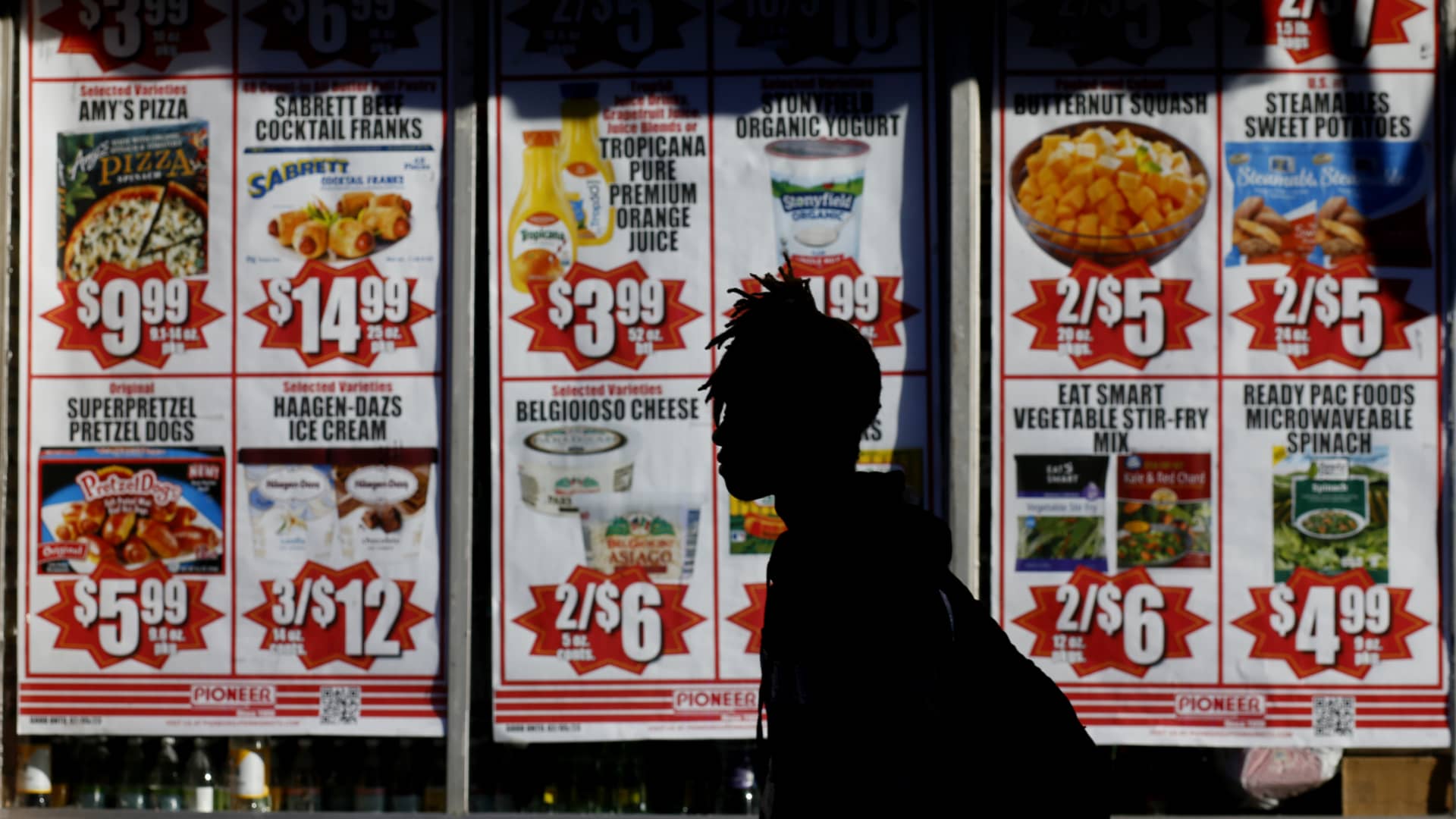 Trump Tariffs Threaten U.S. Growth and Consumer Prices, Experts Warn