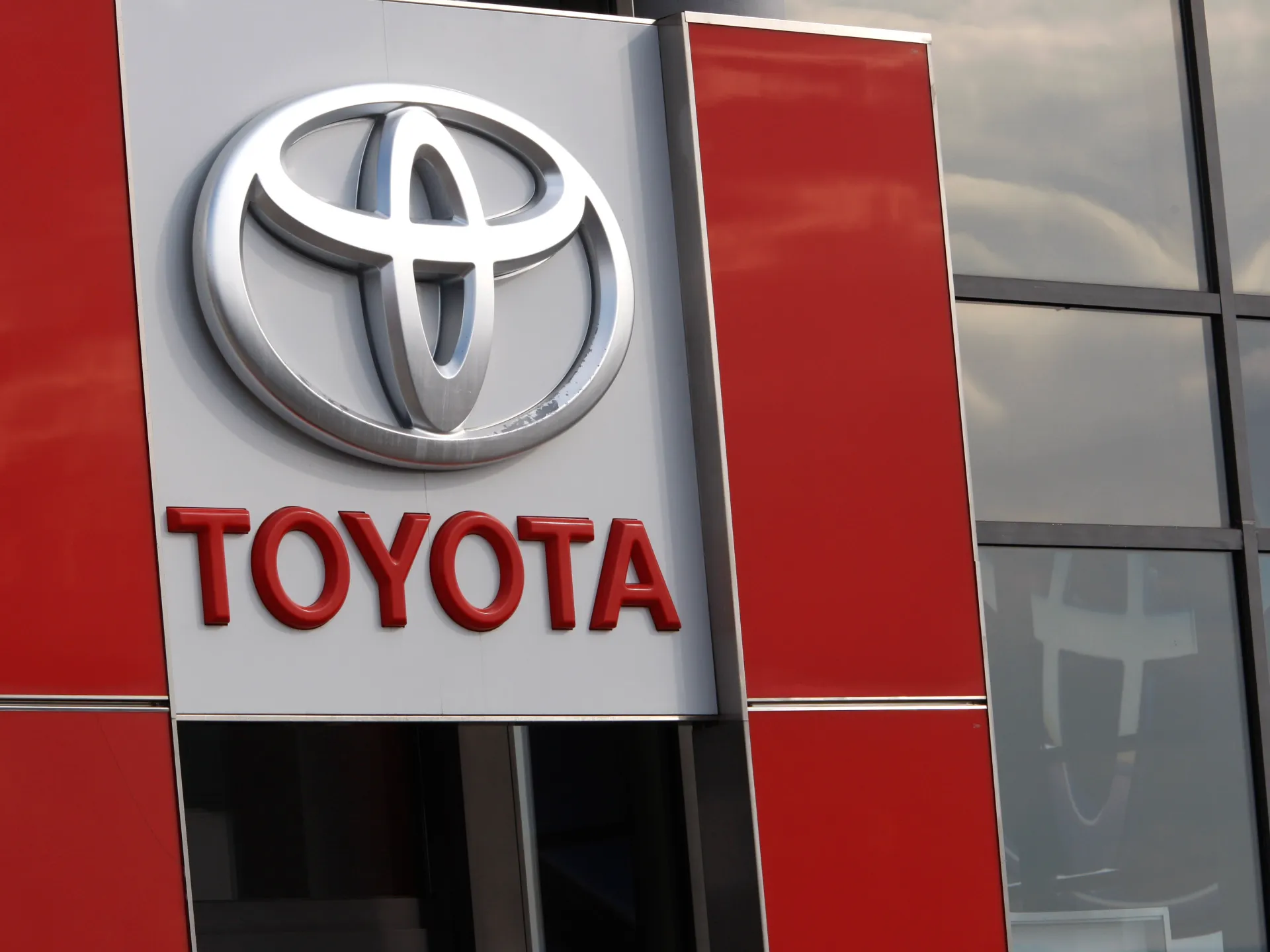 Featured image for Toyota shuts down Japanese factories due to system failure