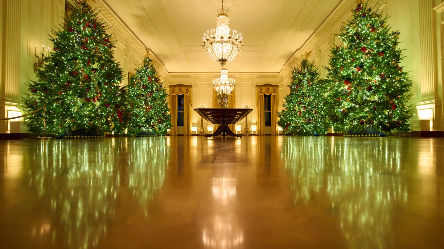 Featured image for Melania Trump Unveils 'Home Is Where the Heart Is' Holiday Decor