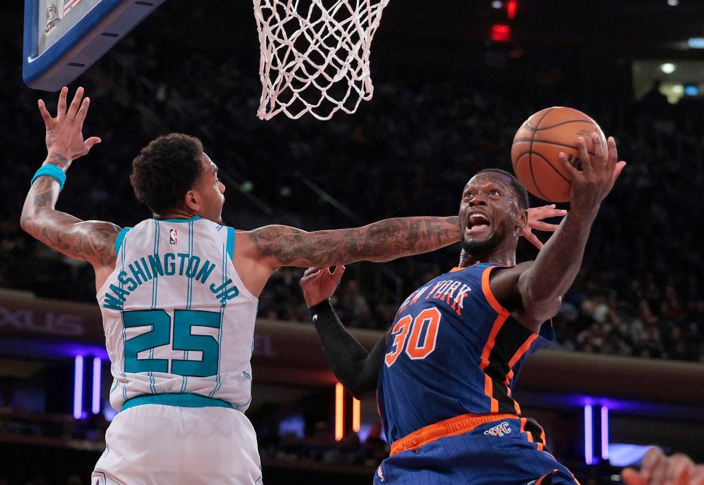 "Knicks Dominate Hornets, Secure Spot in NBA In-Season Tournament Knockout Round"