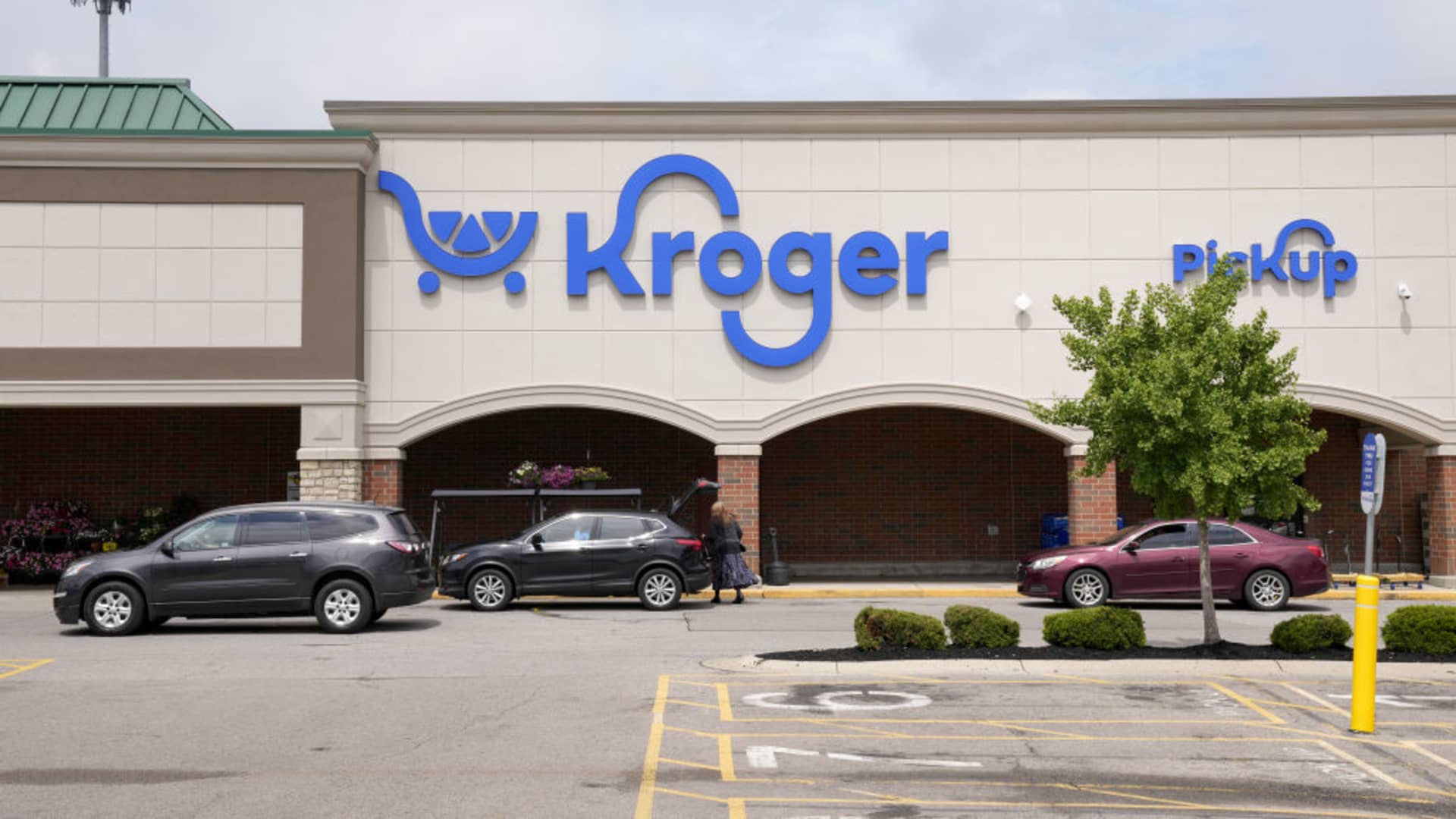 Featured image for Kroger's Shares Rise Amid Strong Grocery Demand and Sales Growth