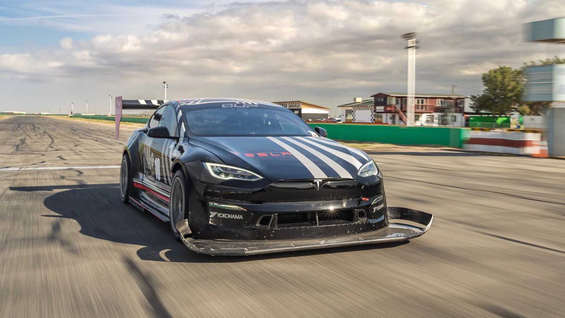 Featured image for Tesla Model S Plaid Sets New Lap Record by Accident Thanks to Modifications and Ford Mustang Mach-E Solution.