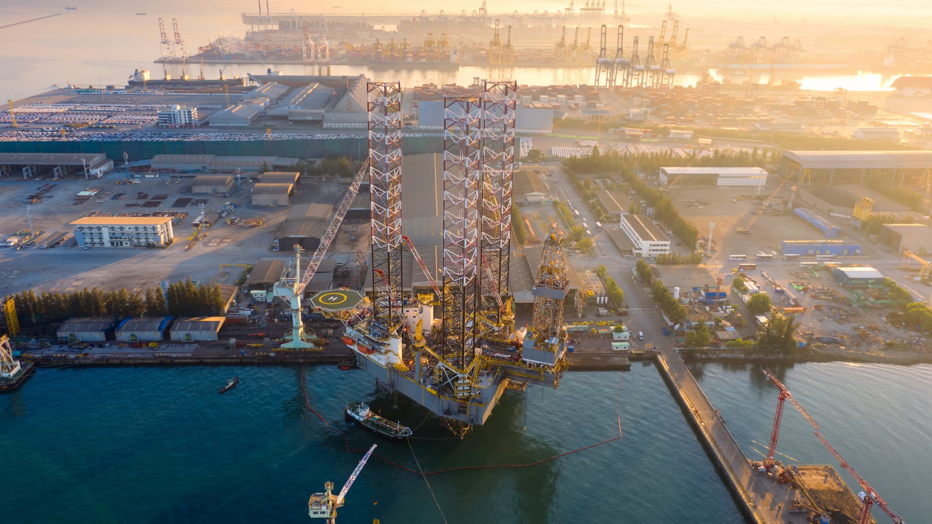 Featured image for Oil surge boosts Asia markets while US stock futures fall.