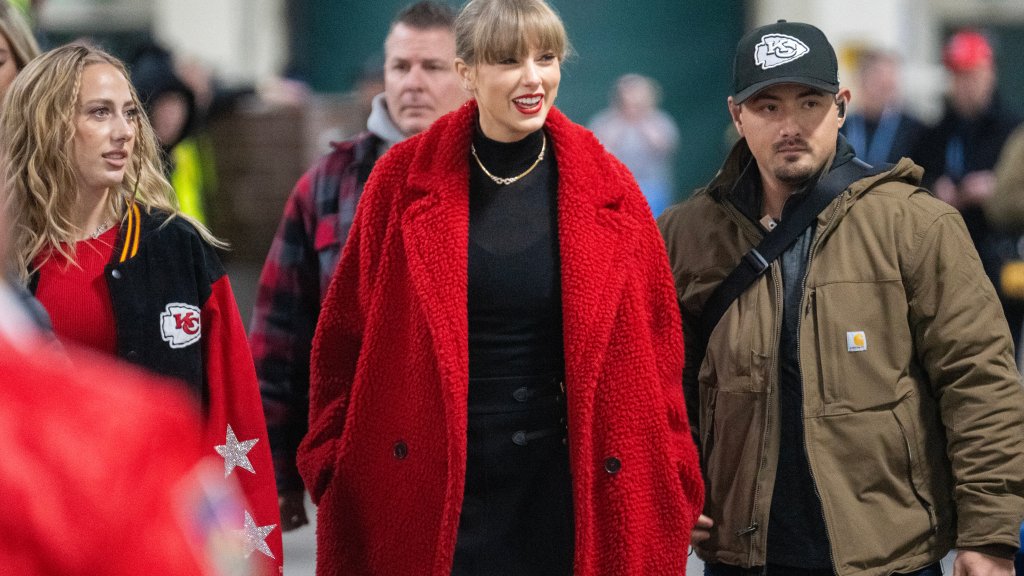 "Taylor Swift's Super Bowl Travel Plans and the Jet Lag Challenge"