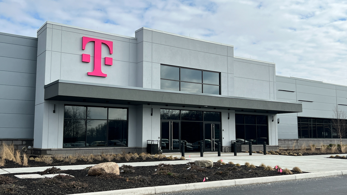 Featured image for T-Mobile Reaffirms Lead Over AT&T and Verizon Post-Apple Launch