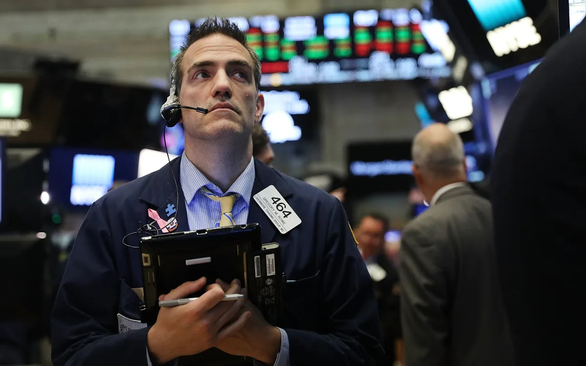 Stock Market Holds Steady, Poised for Weekly Gain