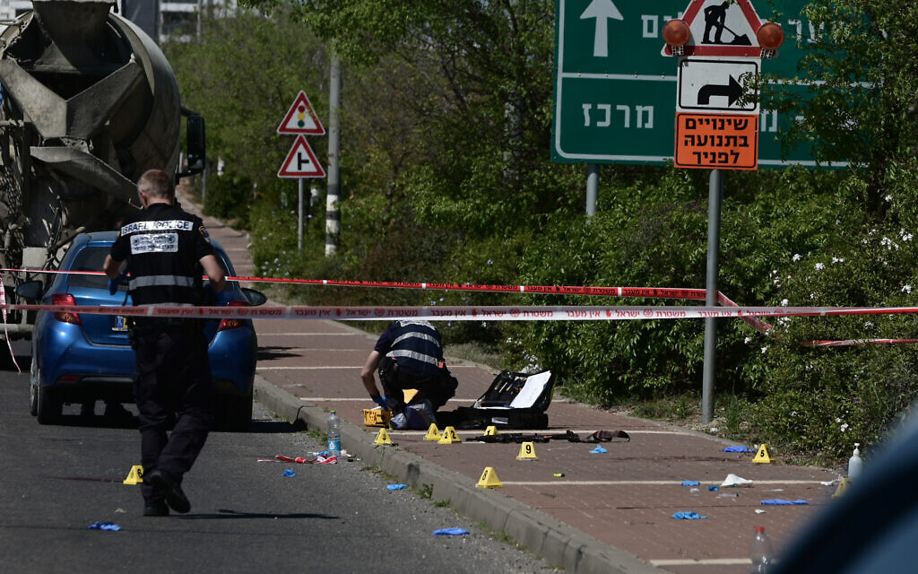 Suspected terror stabbing injures 2 soldiers near Tzrifin base.