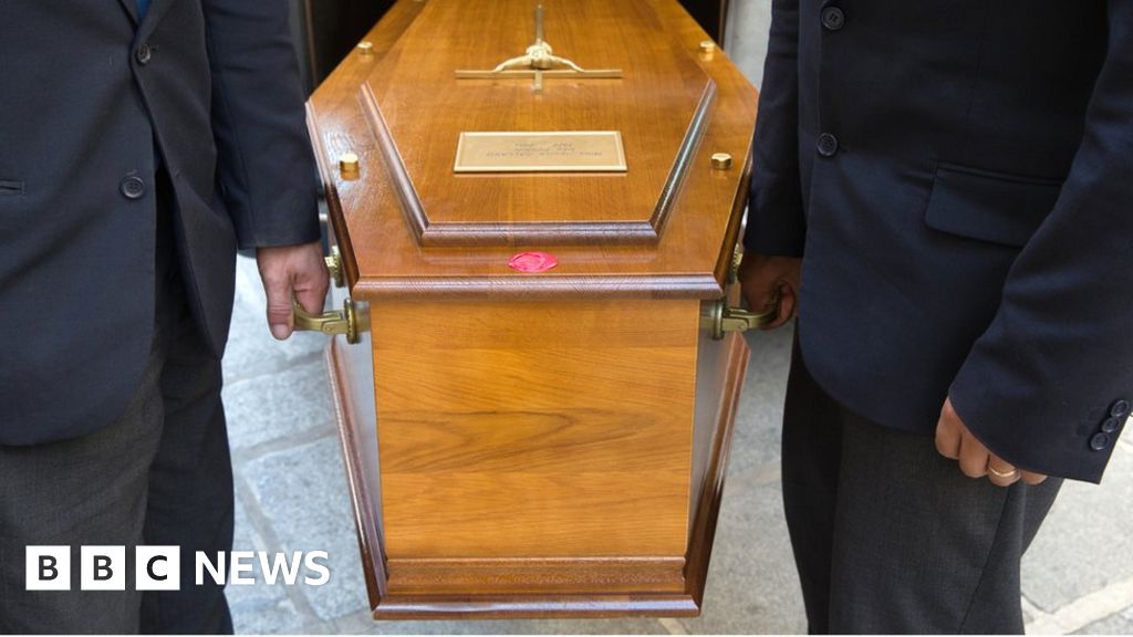 Woman declared dead wakes up in coffin at own funeral.