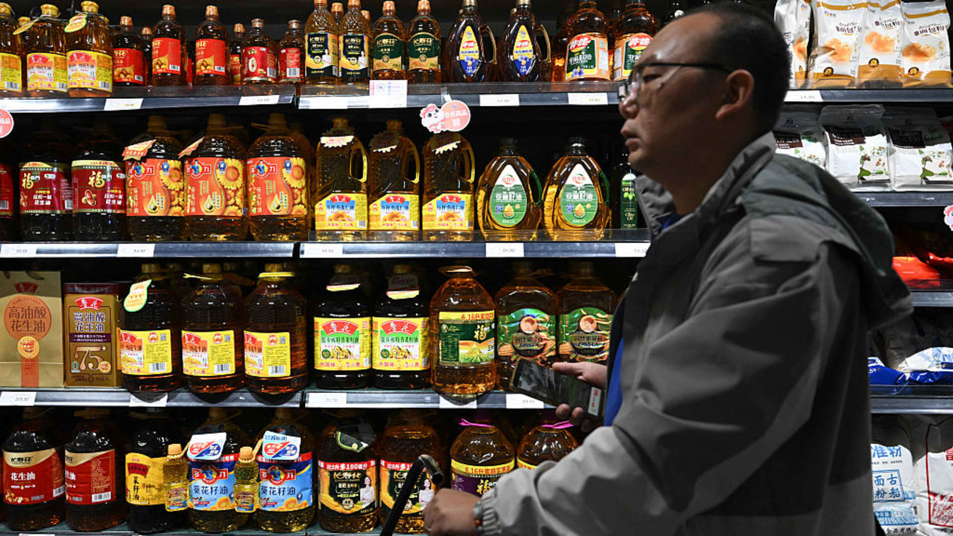 Featured image for US Consumers Bear Over Half of $1.2 Trillion Tariff Costs in 2023