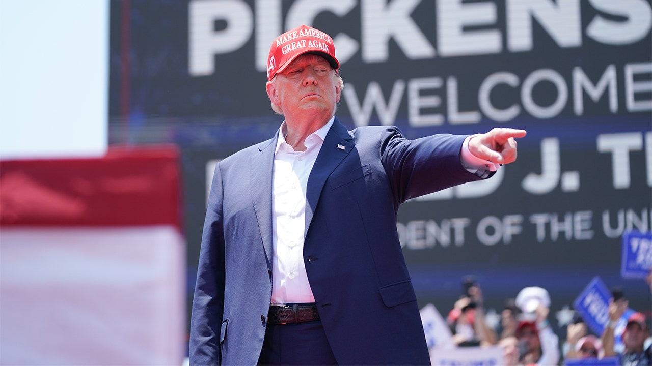 "Trump Urges Release of Jan. 6 Rioters, Labels Them 'Hostages'"