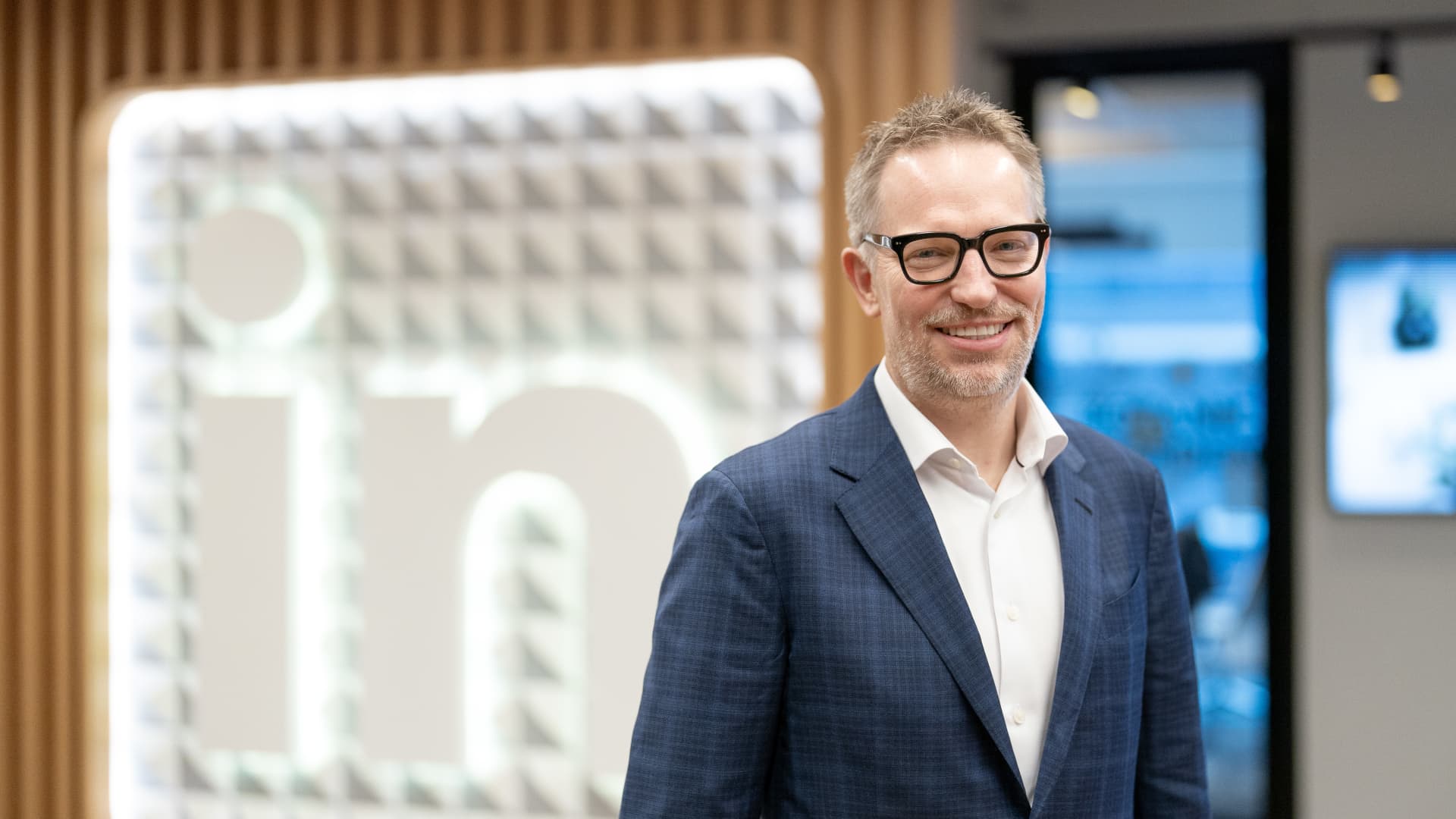 Featured image for LinkedIn CEO Dismisses Outdated Career Advice as Foolish