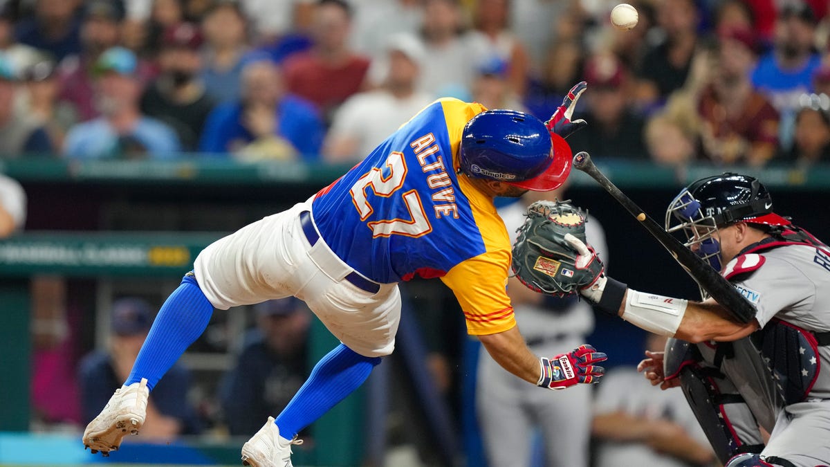 Astros' Jose Altuve out with fractured thumb after WBC injury.