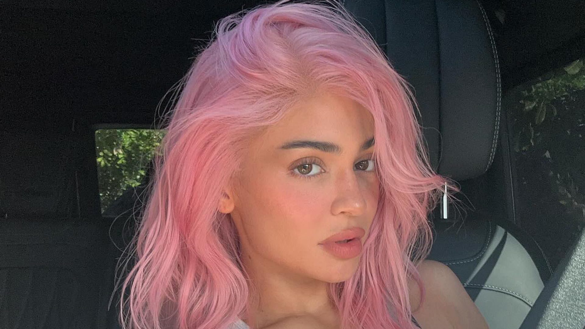 Featured image for Kylie Jenner's Drastic Pink Hair Makeover Sparks Nostalgia for 2014 "King Kylie" Era