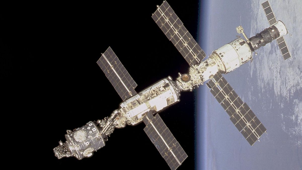 Featured image for NASA Raises Alarm Over Unresolved ISS Leak Amid Russian Inaction
