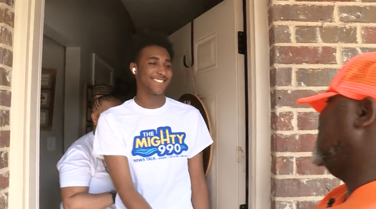 "WREG Comes to the Aid of Cheddar's Employee Attacked on the Job"