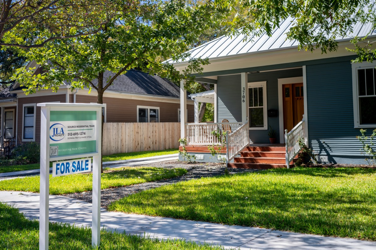 Mortgage Rates Plummet, Reviving Housing Market