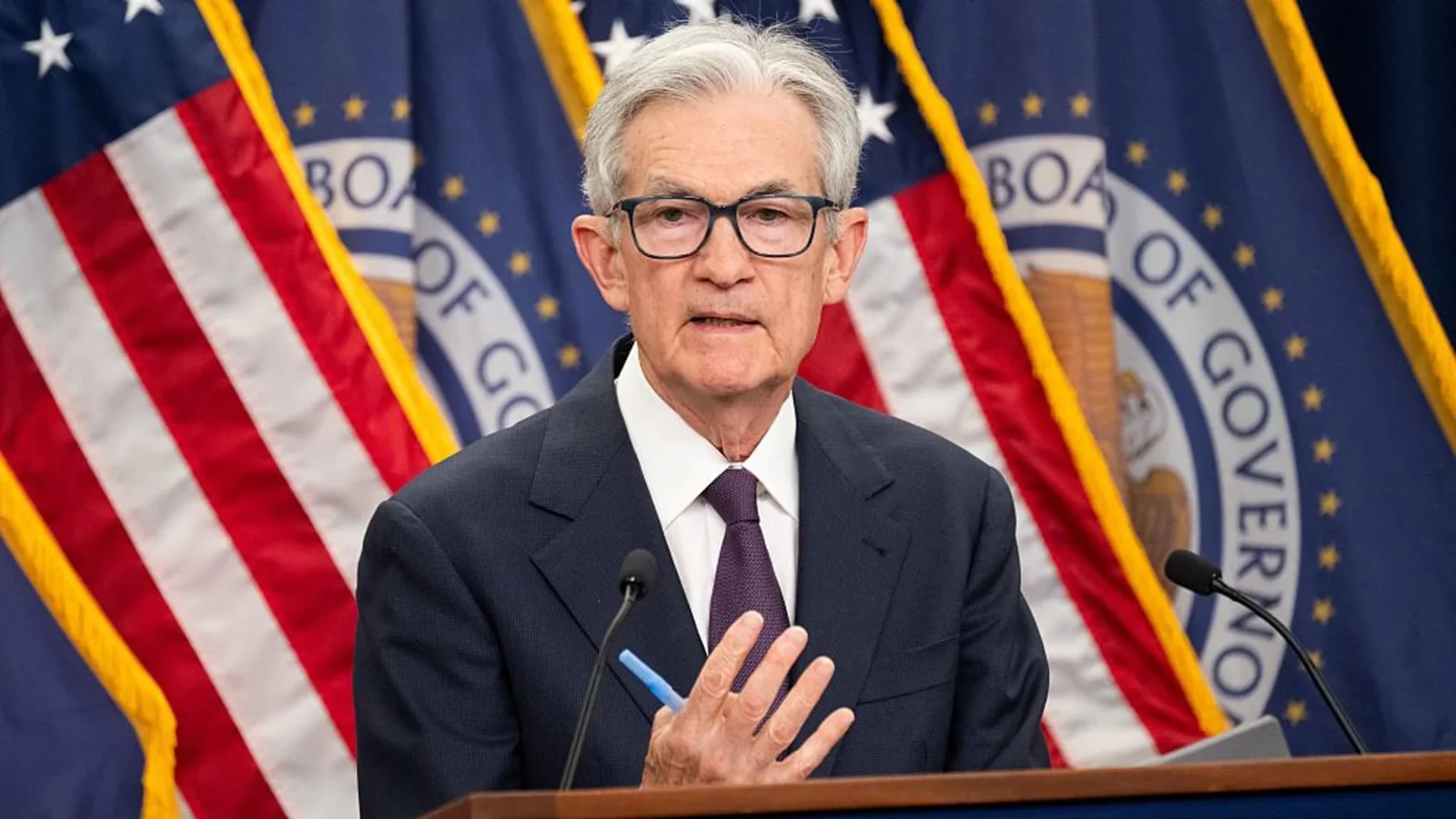 Fed's cautious stance amid economic uncertainties and political pressures