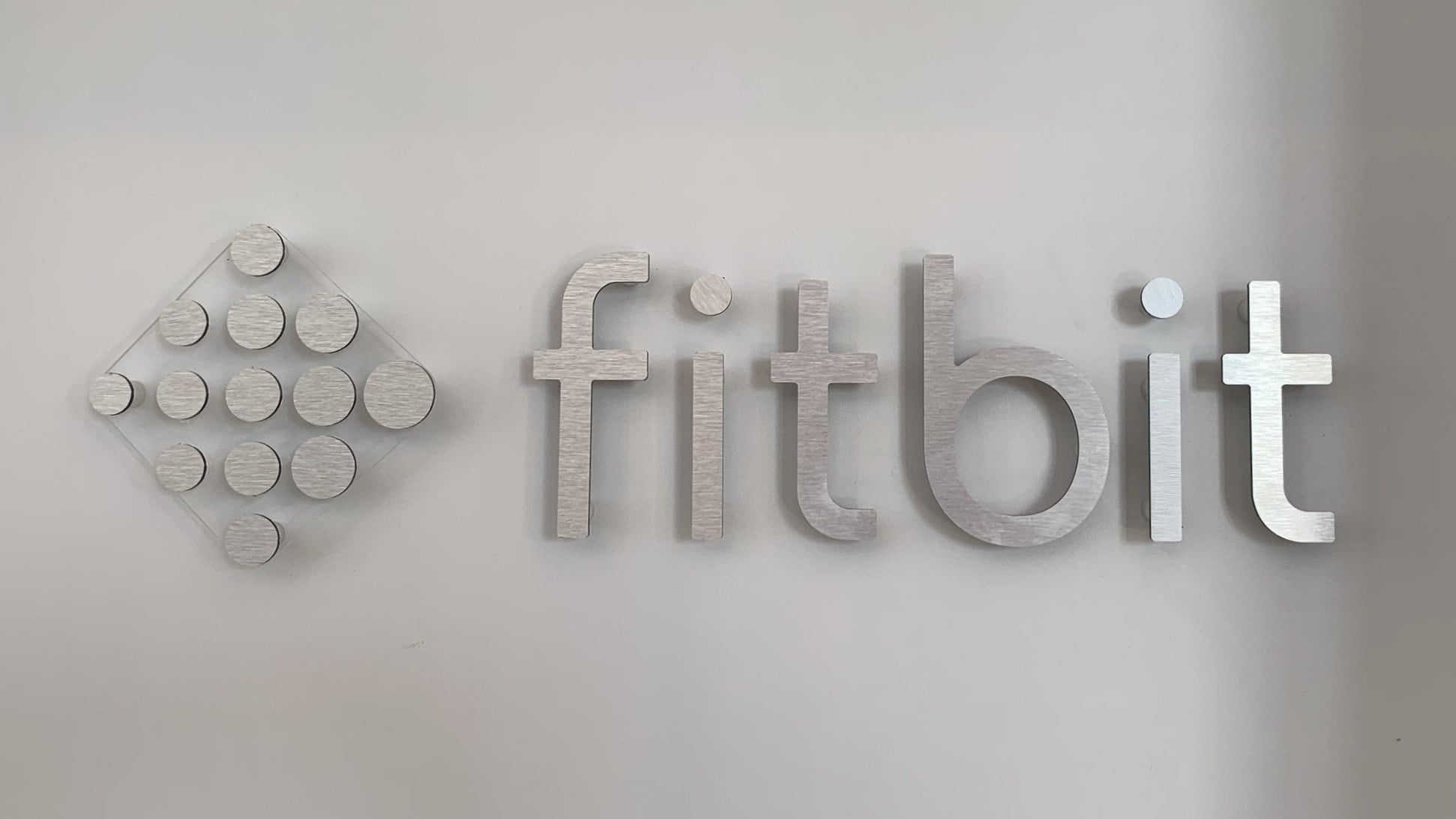 Featured image for Fitbit Enhances User Experience with AI-Powered Health Coaching and Dark Mode