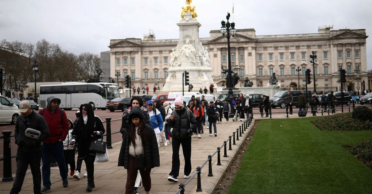 Featured image for Chinese Tourists' Absence Dims Europe's Post-COVID Summer Hopes.