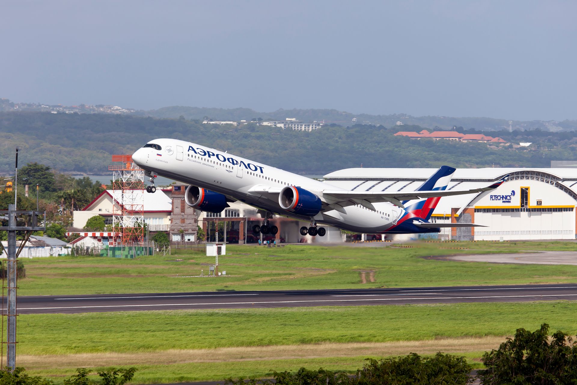 Featured image for Aeroflot Cancels Over 100 Flights Amid Cyberattack Claims