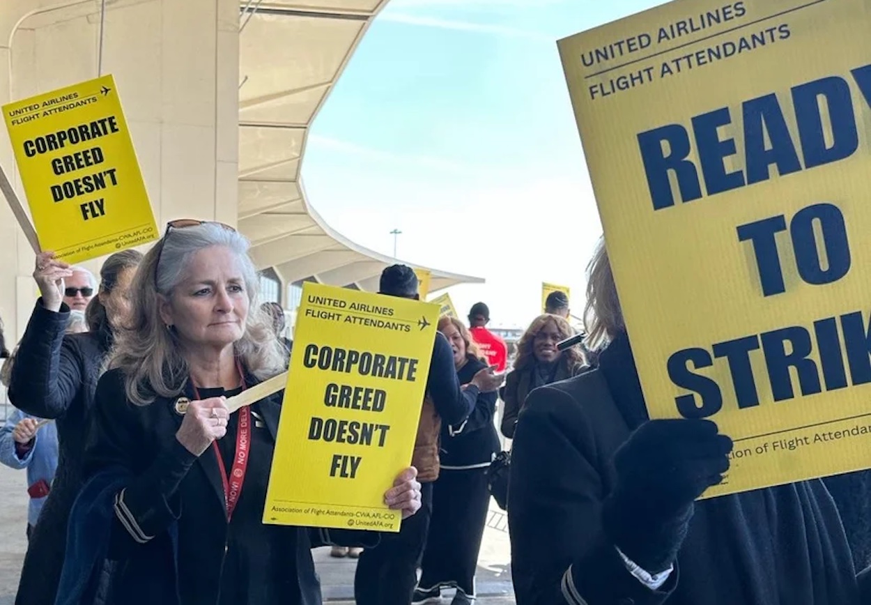 Featured image for United Airlines Flight Attendants Reject New Contract and Immediate Raises