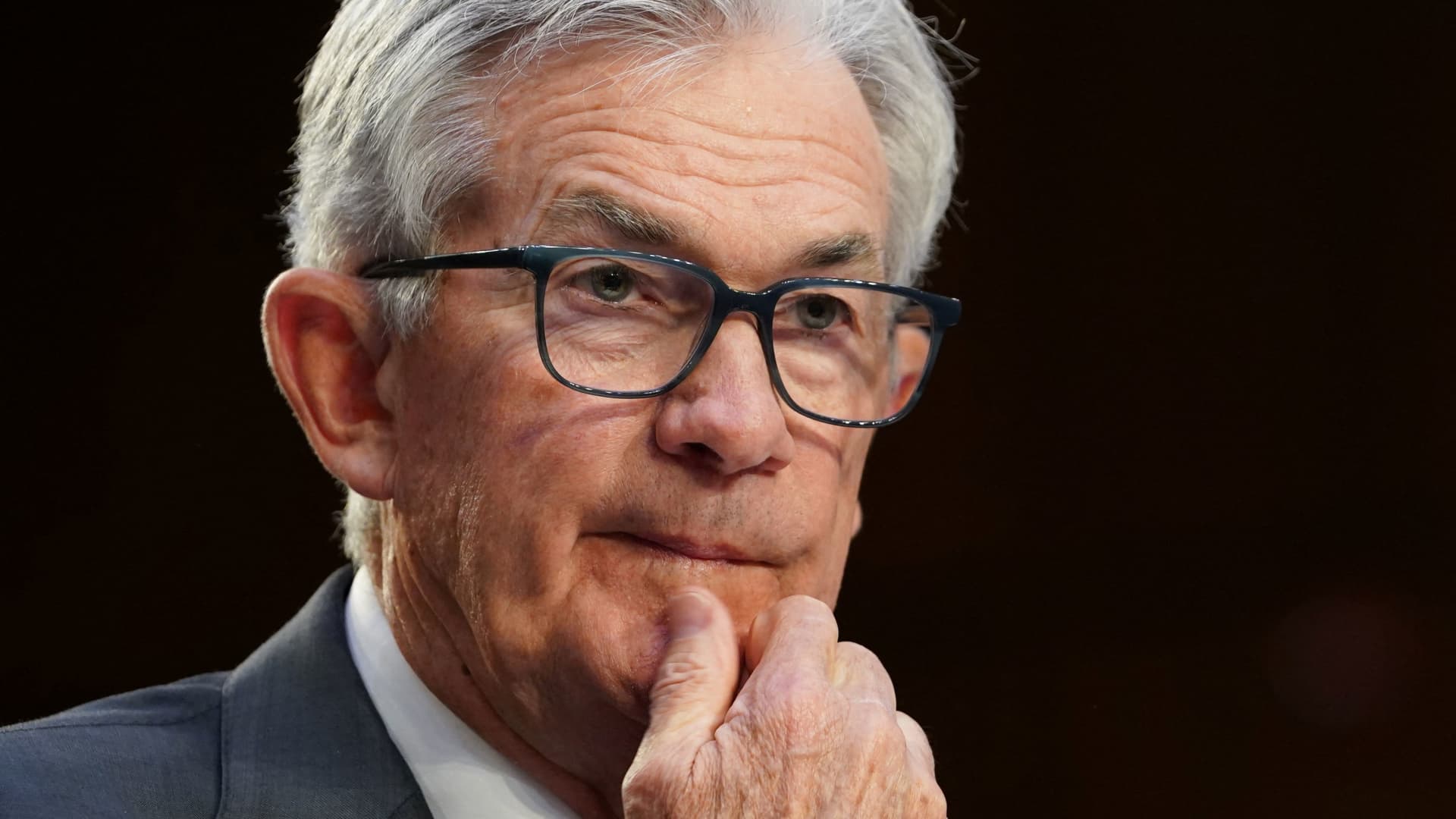 Big Companies and Markets Anticipate Fed Rate Pause Amid Economic Woes