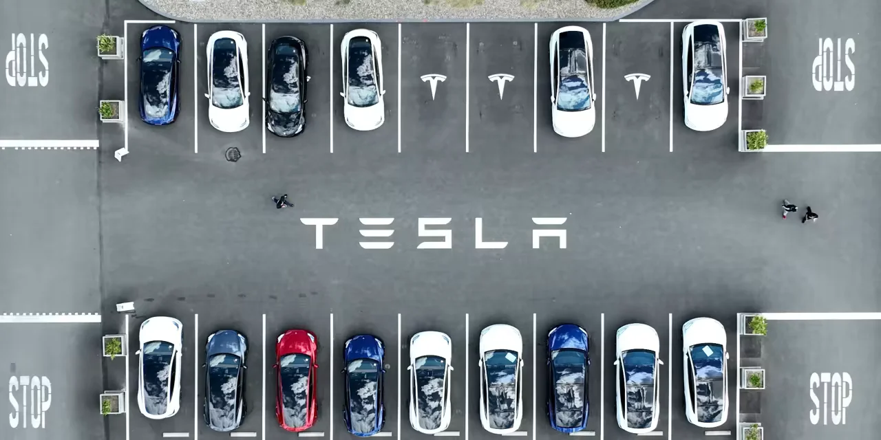 Tesla and Texas officials celebrate groundbreaking of new lithium refinery.