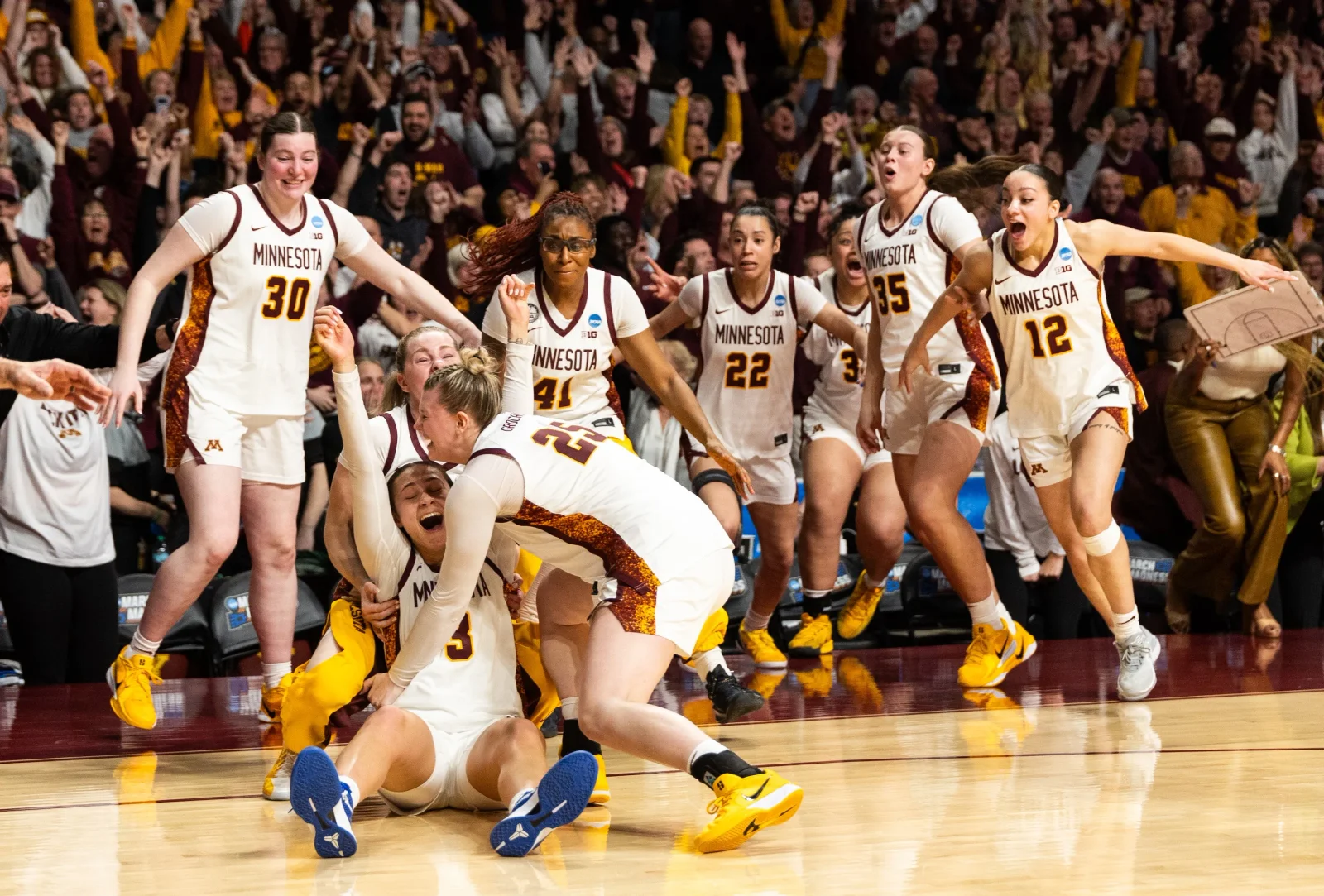 Minnesota’s Last-Second Shot Ignites a Home-Style Crowd Roar
