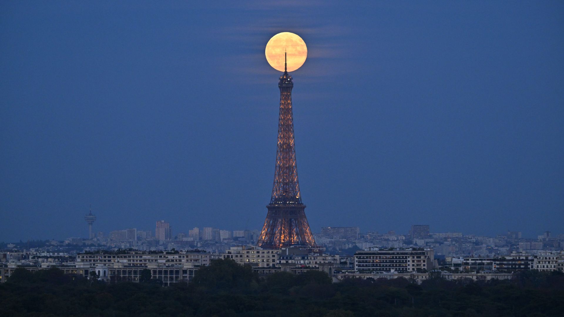 Featured image for November 2025's Biggest Supermoon to Shine Bright This Week
