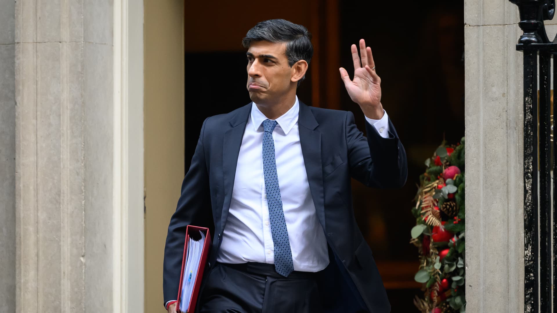 "UK PM Rishi Sunak's Controversial Immigration Law Sparks Political Turmoil"