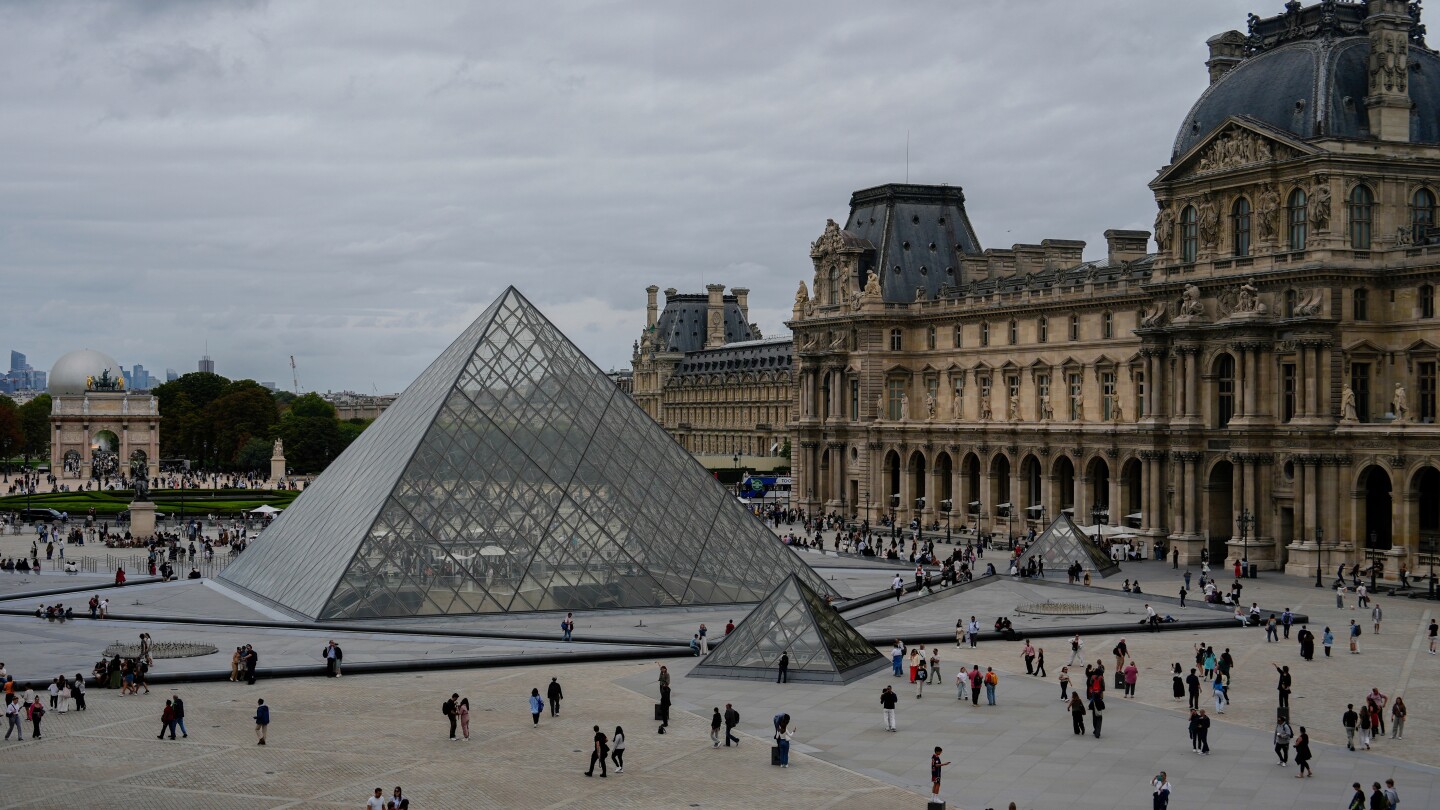 Featured image for Louvre Museum in Paris Closes After Theft of Artifacts