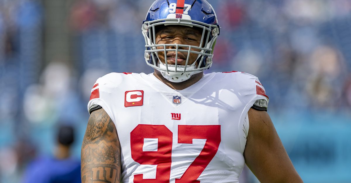 Featured image for Giants' Lawrence and Barkley to Skip Start of Offseason Program for Contract Reasons