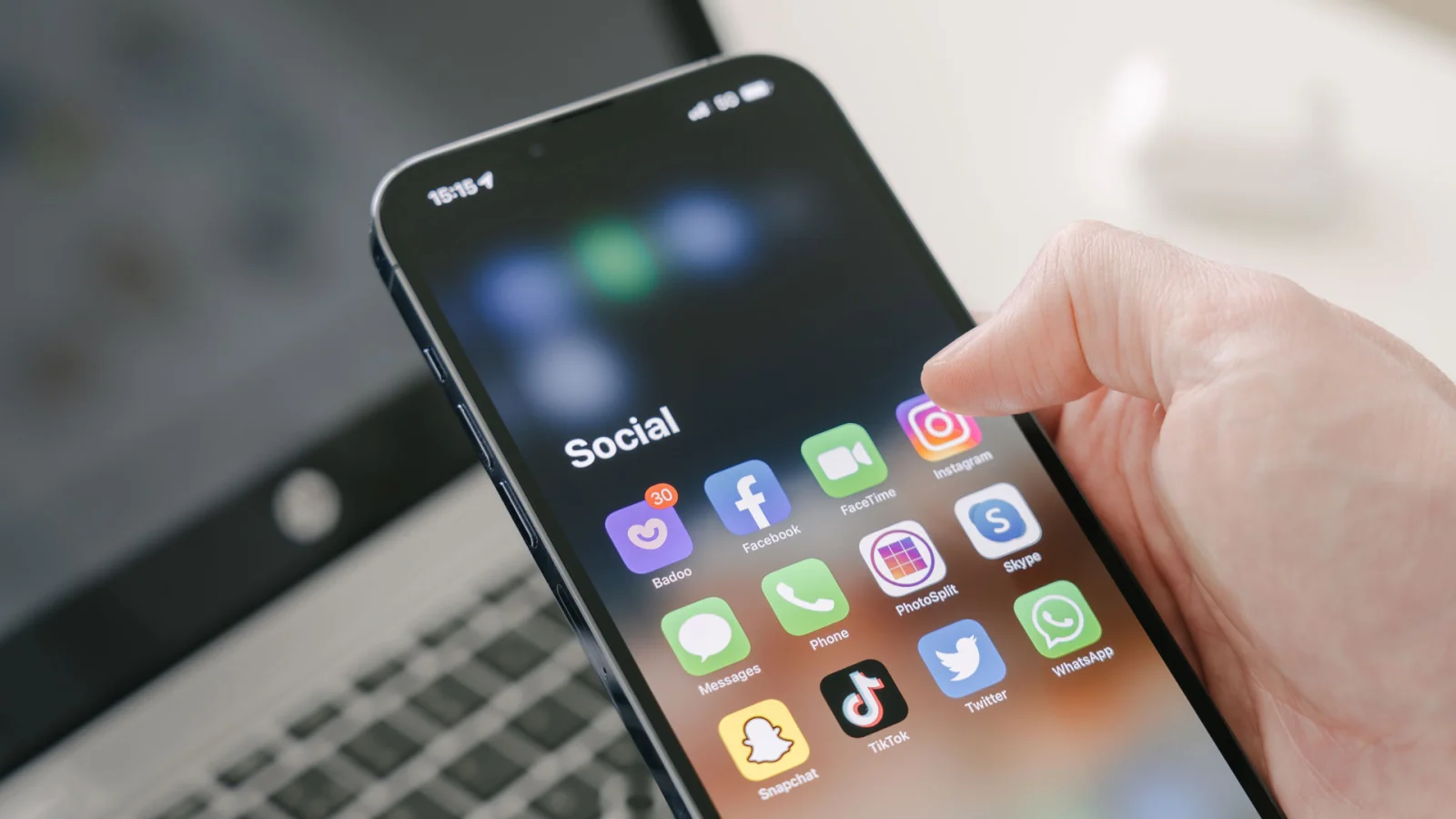 "Protect Your Privacy and Extend Battery Life: Delete These Four Apps Now, Advises Security Expert"