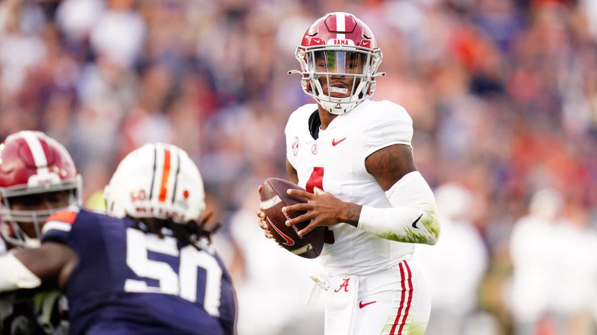 "Alabama's Unforgettable Iron Bowl Victory: Miracle Touchdown Seals Last-Minute Win Against Auburn"