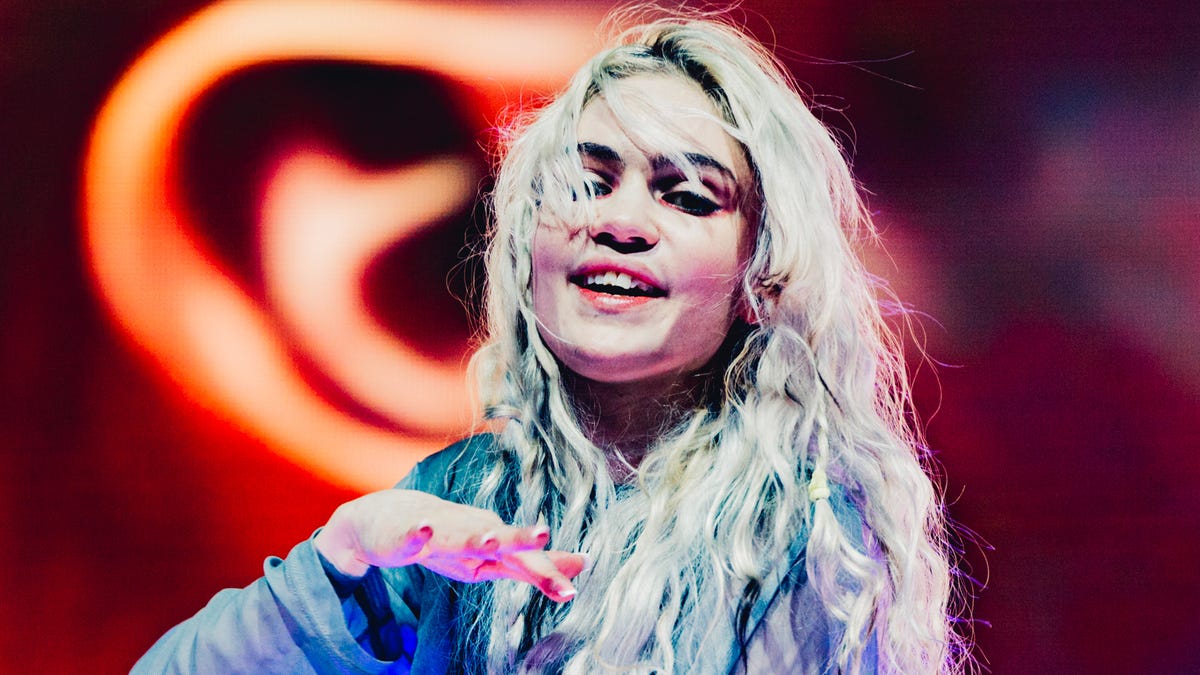 "Grimes' Apology and Technical Woes at Coachella Set"