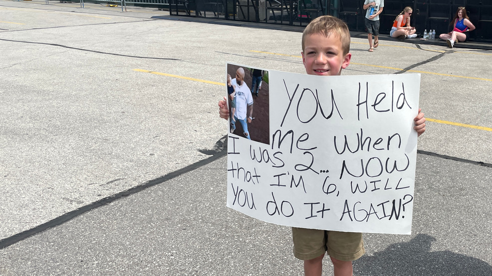 Featured image for Flo Rida's Late Arrival Frustrates Fans at Titletown Concert.