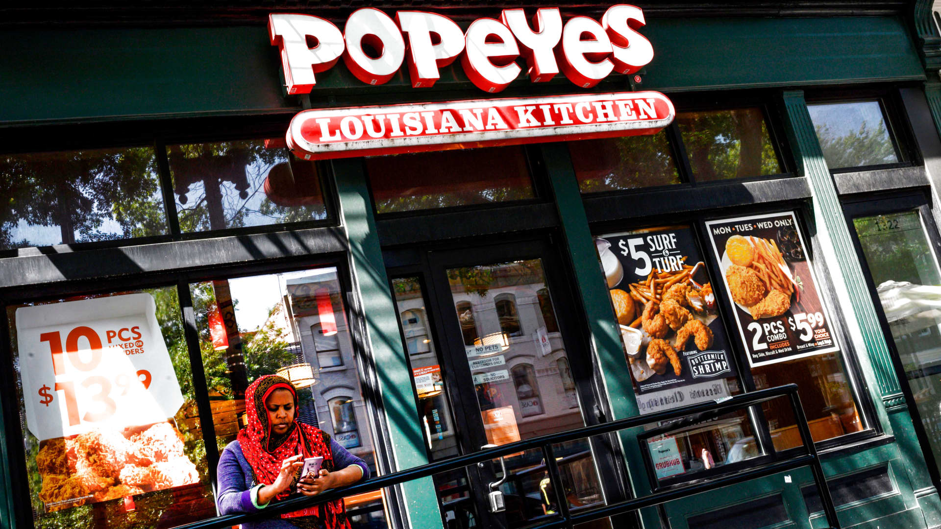 Featured image for Popeyes surpasses KFC to become second-largest chicken chain, while Chick-fil-A maintains top spot