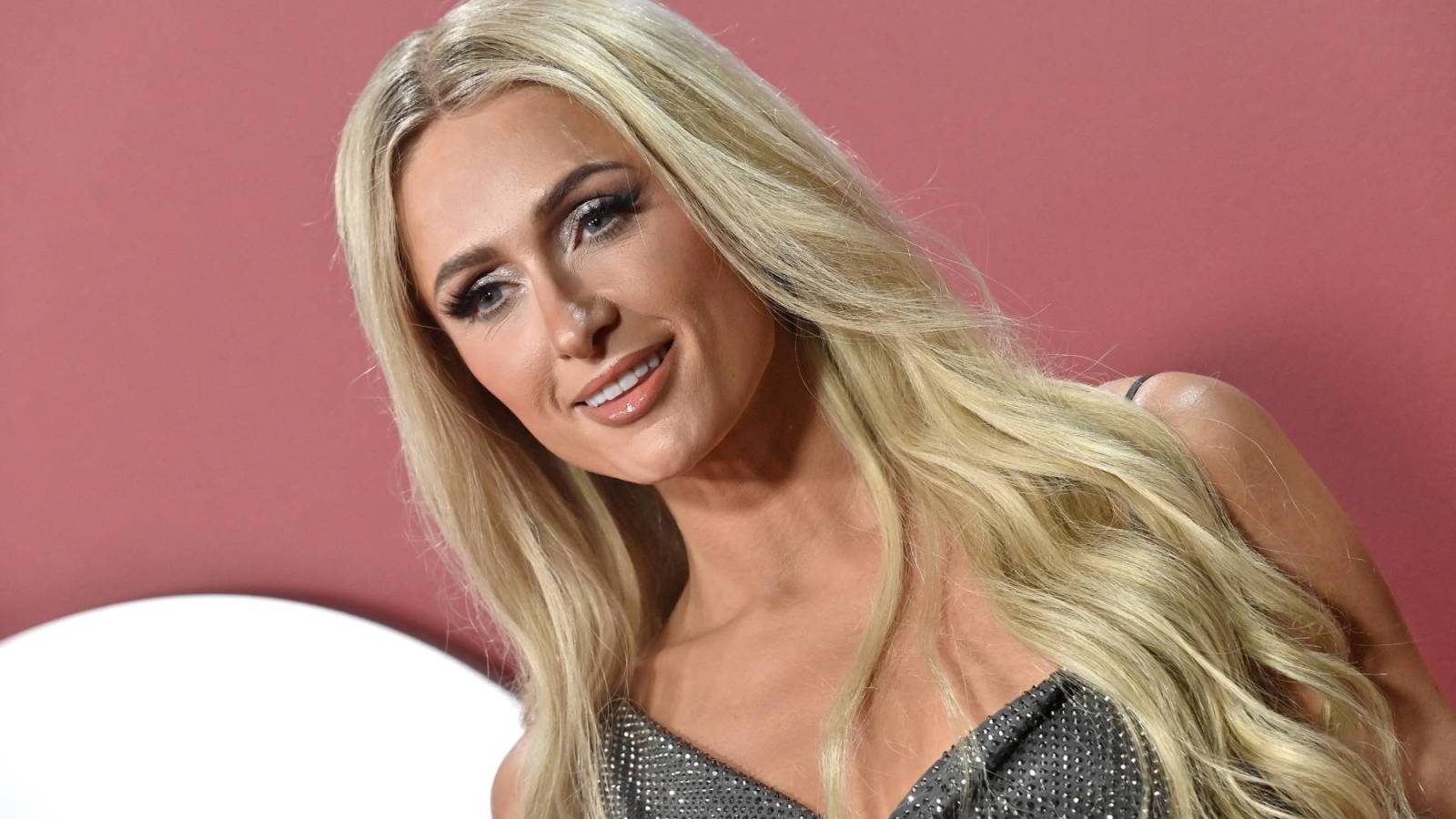 Featured image for Paris Hilton's 11:11 Media Ends Twitter Ad Partnership with X Amidst Controversy